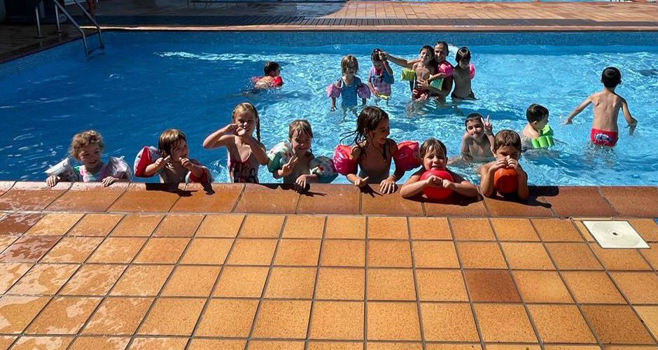 Escola d'estiu per infants d'Osona Idiomes a la piscina.